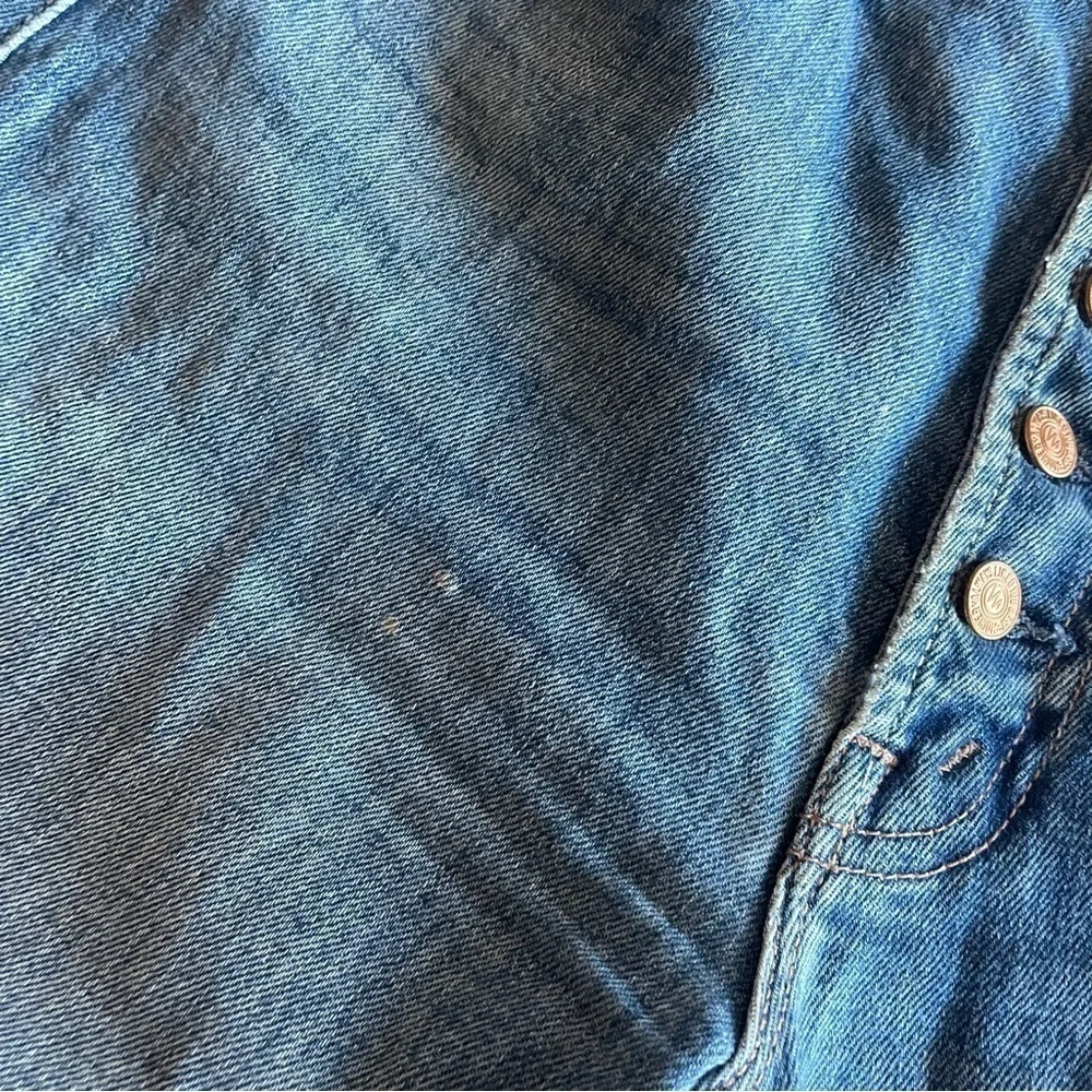 MOTHER- The Pixie Tomcat Crop Jean Mid Wash in Not Cut & Pasted Distressed 26 - Picture 12 of 13